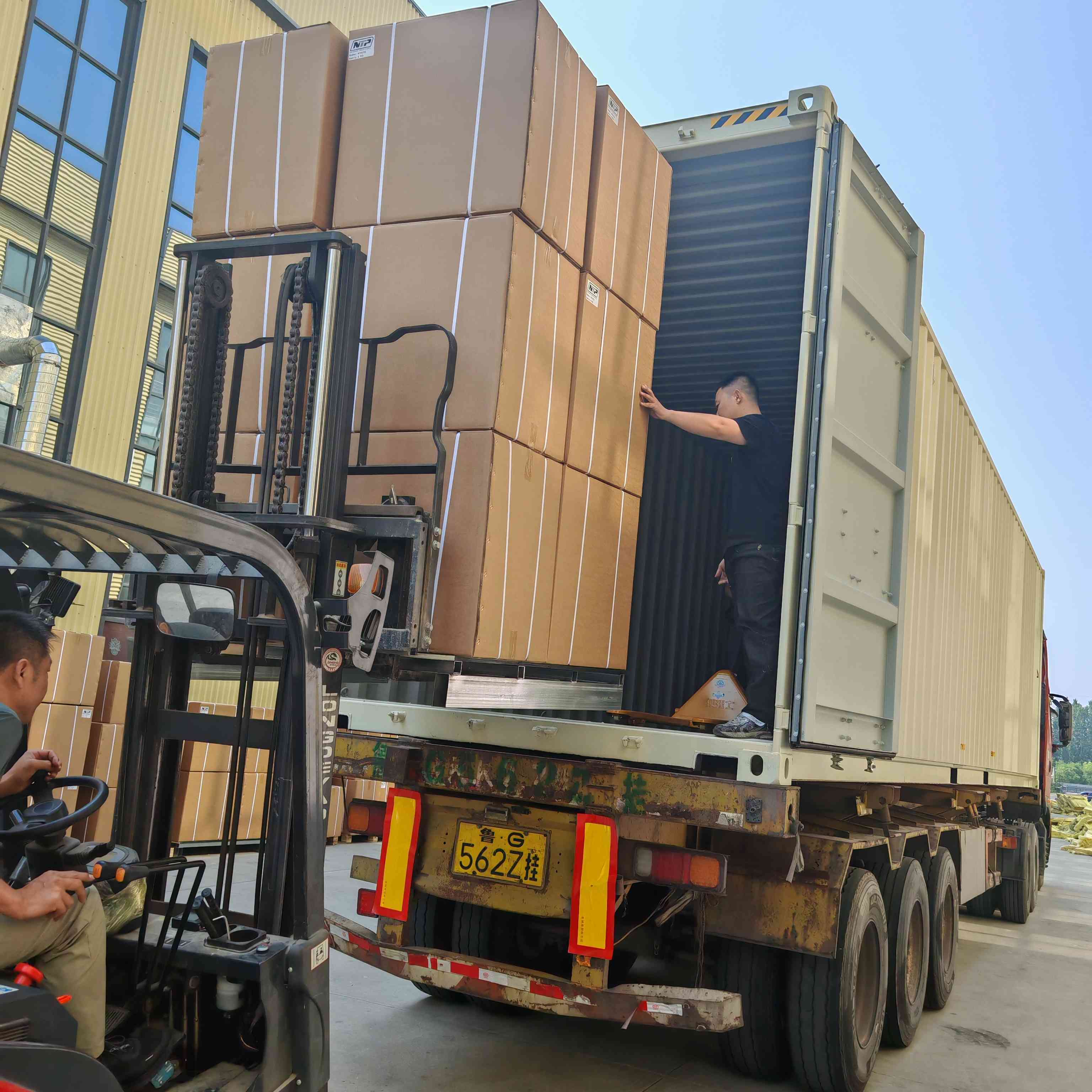 Shipping Success: Did You See Our Heavy-Duty Oil Filters Depart for Russia Today?